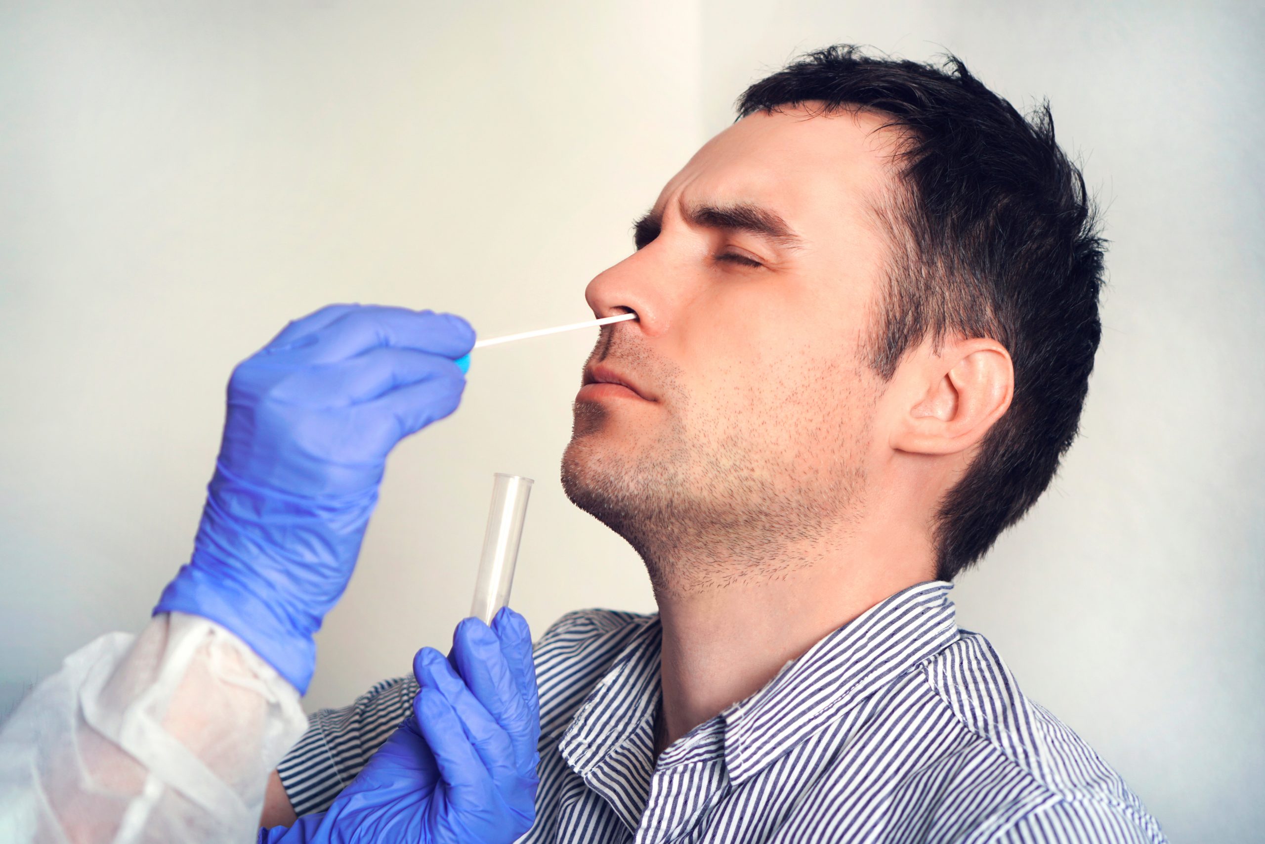 Todo exame que coleta amostras do nariz com um cotonete é RT-PCR?