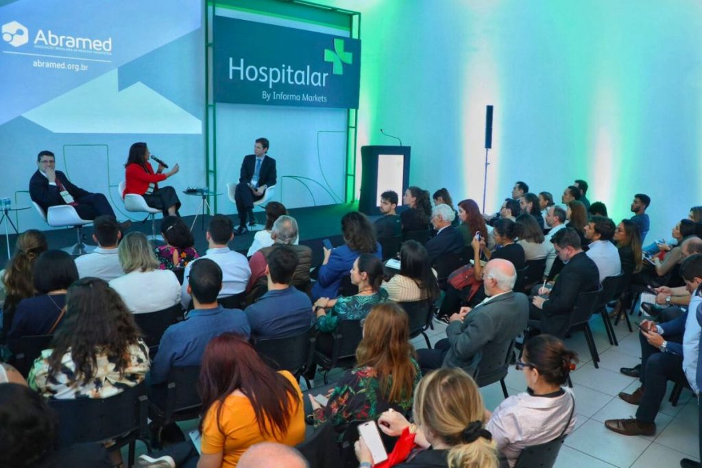 Summit da Abramed na Hospitalar reafirmou o papel da inteligência artificial na transformação do setor de saúde