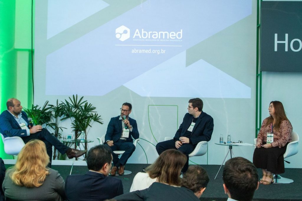 Summit Abramed na Hospitalar debate os desafios regulatórios da IA na saúde