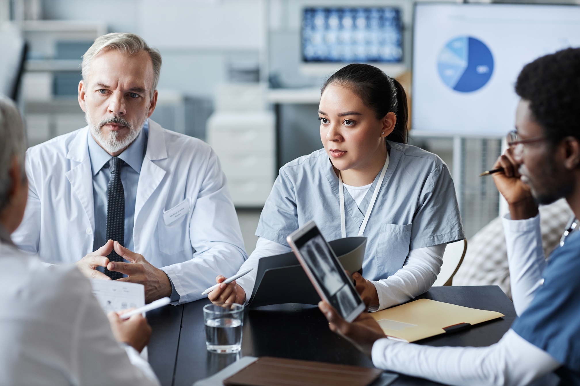 Como as decisões empresariais impactam na qualidade e eficiência do Sistema de Saúde?