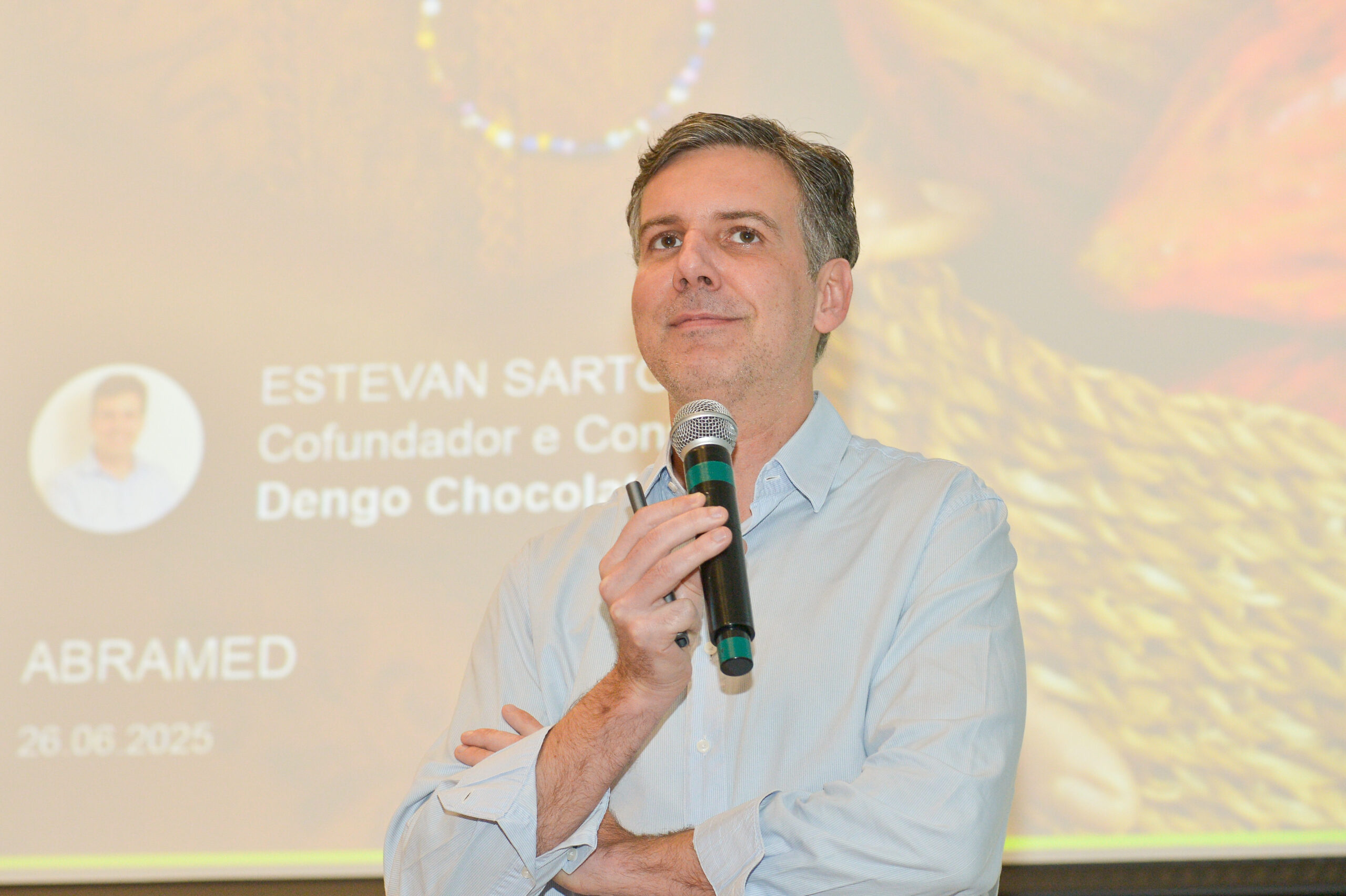 Cofundador da Dengo Chocolates palestra sobre propósito e impacto social nos negócios para associados da Abramed